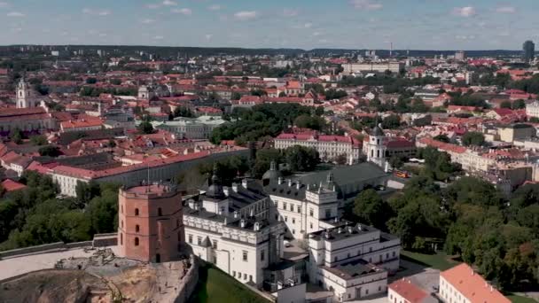 VILNIO, LITUANIA - LUGLIO 2019: Veduta aerea dall'alto del castello superiore e inferiore nel centro storico di Vilnius . — Video Stock