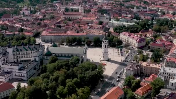 VILNIUS, LITUANIE - JUILLET 2019 : Vue aérienne du clocher, de la place de la cathédrale et des toits de la vieille ville de Vilnius . — Video