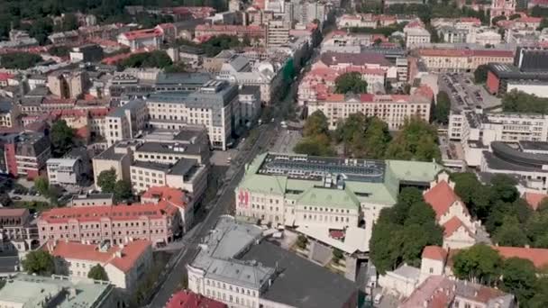 VILNIUS, LITHUANIA - JULIO, 2019: Vista aérea de los techos de las casas y el paisaje de la ciudad en Vilna . — Vídeos de Stock