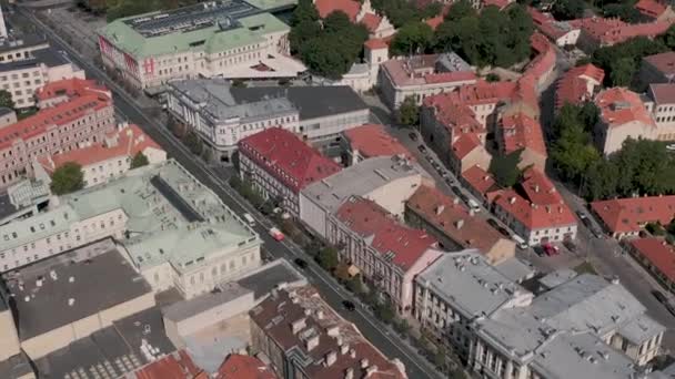 VILNIUS, LITHUANIA - JULY, 2019: Aerial drone view of the roofs of the historic city centre and Gediminas avenue. — Αρχείο Βίντεο