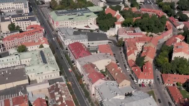 VILNIUS, LITHUANIA - JULIO, 2019: Vista aérea de los tejados del centro histórico de la ciudad y la avenida Gediminas . — Vídeos de Stock