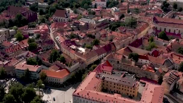 VILNIUS, LITUÂNIA - JULHO, 2019: Vista aérea dos telhados de edifícios góticos, barrocos e antigos no antigo Vilnius . — Vídeo de Stock