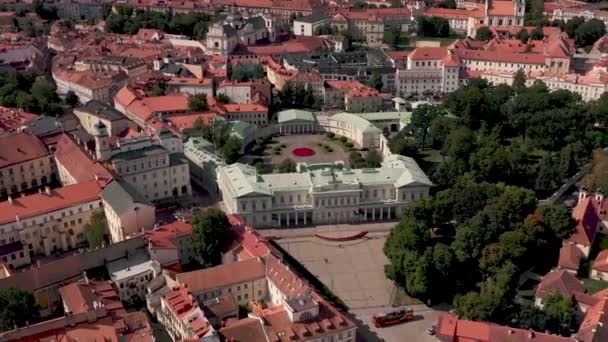 VILNIUS, LITHUANIA - JULY, 2019: Aerial view of the Presidental palace and palace complex with overlooking the old city. — Stockvideo