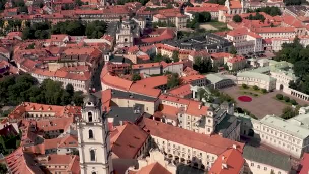 VILNIUS, LITHUANIA - JULY, 2019: Aerial drone view of the roofs in old city centre and ancient cathedrals and churches. — 비디오