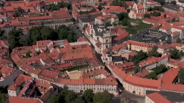 VILNIUS, LITHUANIA - JULY, 2019: Aerial drone view of the roofs in old city centre and ancient cathedrals and churches. — стокове відео