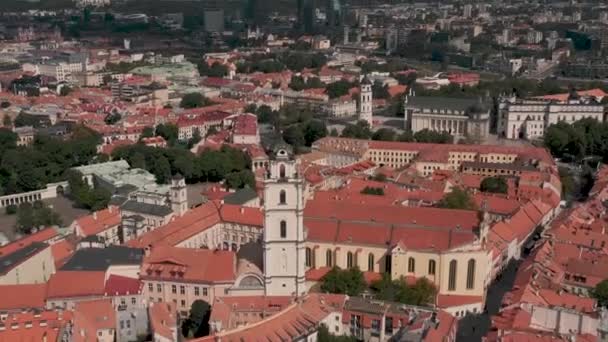 VILNIUS, LITHUANIA - JULY, 2019: Вид с воздуха на колокольню церкви Св. Иоанна и на средневековый Вильнюс . — стоковое видео