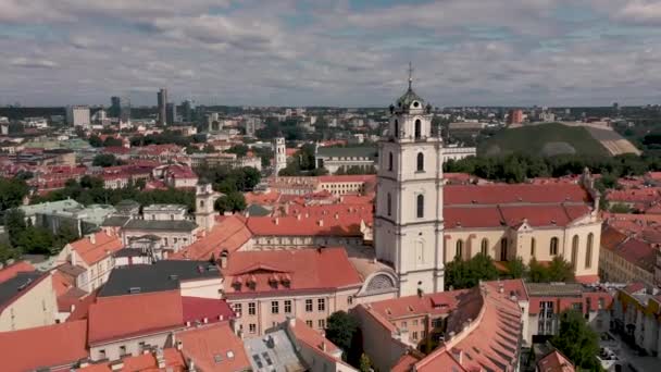 VILNIUS, LITHUANIA - JULY, 2019: Aerial view of the Bell tower of the church of St. John and castle mountain in Vilnius. — Stock video