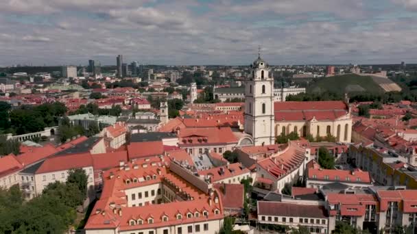 VILNIUS, LITUANIA - JULIO, 2019: Vista aérea del campanario de la iglesia de San Juan y la montaña del castillo en Vilna . — Vídeo de stock