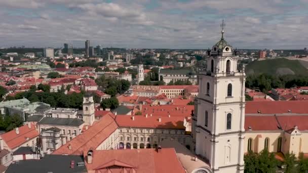 ВИЛЬНЮС, ЛИТУАНИЯ - ИЮЛЬ 2019 года: Вид с воздуха на колокольню церкви Святого Иоанна и замковую гору в Вильнюсе . — стоковое видео