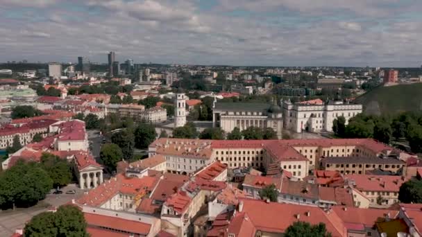 VILNIUS, LITUANIA - JULIO, 2019: Vista aérea de la plaza de la Catedral con campanario y castillo inferior en Vilna . — Vídeo de stock