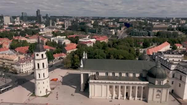 VILNIUS, LITHUANIA - JULY, 2019: Aerial top view of the cathedral roof, Bell tower and view of the downtown of Vilnius. — ストック動画
