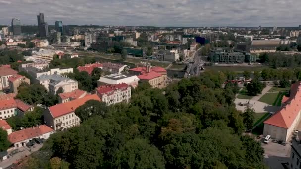 ВИЛЬНИУС, ЛИТУАНИЯ - ИЮЛЬ, 2019: Вид с воздуха на Соборную площадь с колокольней и нижний замок в Вильнюсе . — стоковое видео