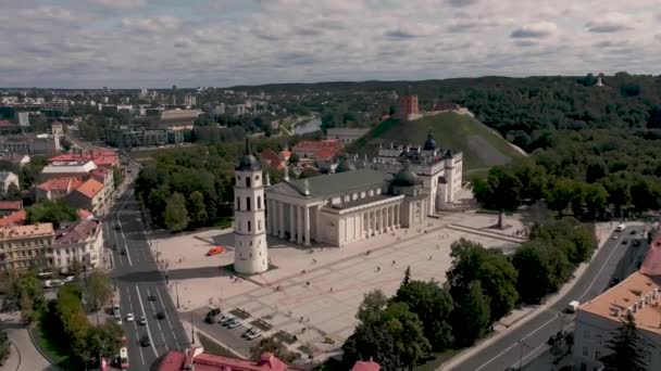 VILNIUS, LITHUANIA - JULY, 2019: Aerial top view of the cathedral, Bell tower, cathedral and castle mountain in Vilnius. — Stok video