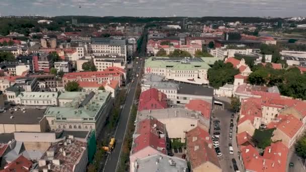 VILNIUS, LITHUANIA - JULY, 2019: Aerial drone view of the roofs of houses and city landscape in Vilnius. — Stok video
