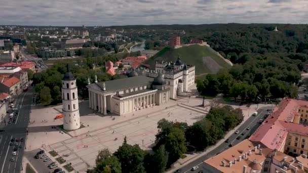 VILNIUS, LITUANIE - JUILLET 2019 : Vue aérienne de la belle place de la cathédrale avec clocher et ancêtre des châteaux  . — Video