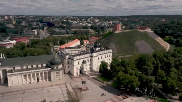 VILNIUS, LITUANIE - JUILLET 2019 : Vue aérienne de la place de la cathédrale avec monument de Gediminas et châteaux de Vilnius . — Video