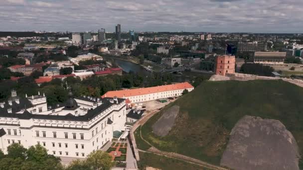VILNIUS, LITHUANIA - JULY, 2019: Aerial top view of the upper and lower castle in the historical centre of Vilnius. — Stok video