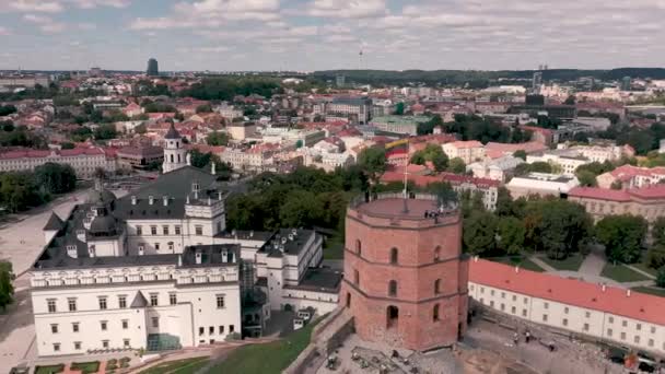 VILNIUS, LITHUANIA - JULY, 2019: Aerial top view of the upper and lower castle in the historical city centre of Vilnius. — ストック動画