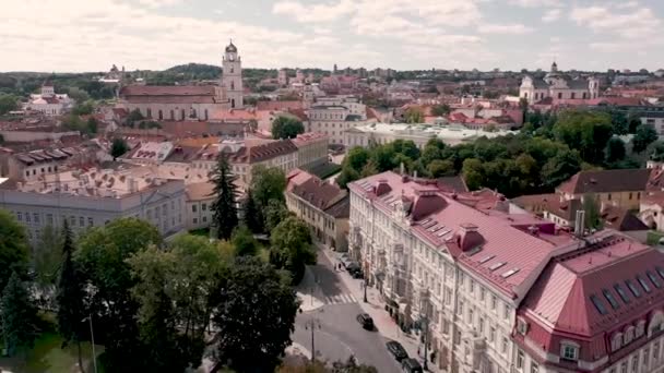 VILNIUS, LITHUANIA - JULY, 2019: Вид с воздуха на церковь Св. Иоанна, Президентский дворец и крыши старого Вильнюса . — стоковое видео