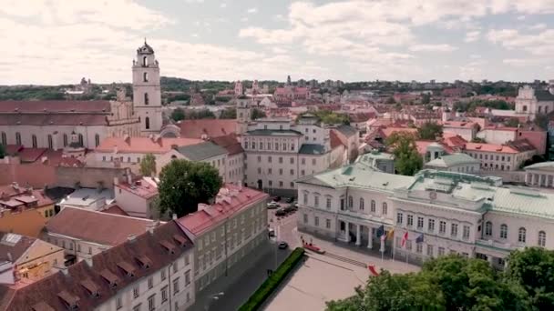 VILNIUS, LITUANIE - JUILLET 2019 : Vue aérienne de l'église Saint-Jean, du palais présidentiel et des toits de l'ancien Vilnius . — Video