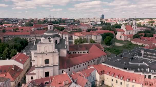 VILNIUS, LITHUANIA - JULIO, 2019: Vista aérea de la iglesia de St. Espíritu y vista superior del casco antiguo de Vilna . — Vídeos de Stock