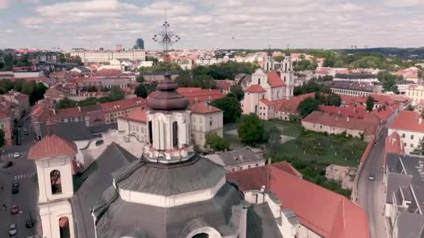 VILNIUS, LITHUANIA - JULY, 2019: Aerial view of the church of St. Spirit and top view of the old city centre of Vilnius. — Αρχείο Βίντεο