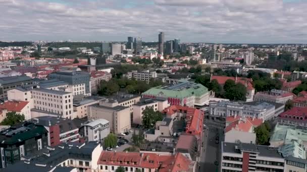 VILNIUS, LITUÂNIA - JULHO, 2019: Vista aérea da arquitetura de contraste da cidade velha e metrópole moderna de Vilnius . — Vídeo de Stock