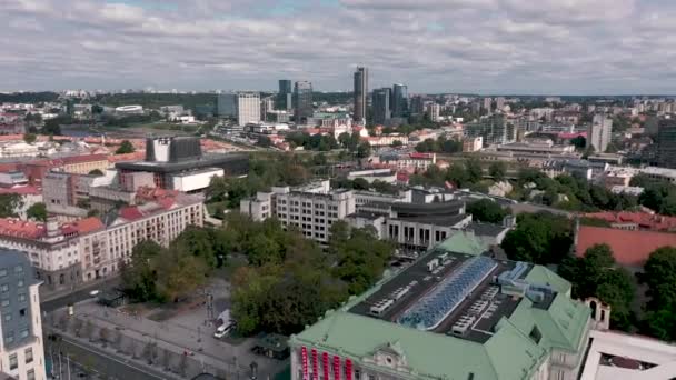 VILNIUS, LITUANIA - JULIO, 2019: Vista aérea del edificio gubernamental de la república y paisaje urbano de Vilna . — Vídeos de Stock
