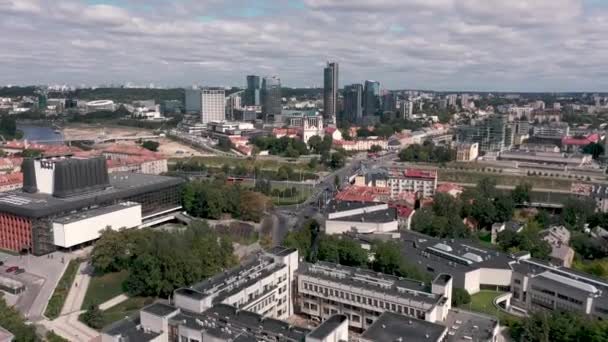 VILNIUS, LITHUANIA - JULY, 2019: Aerial view of the government building of the republic and cityscape of Vilnius. — Stock video