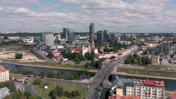 VILNIUS, LITHUANIA - JULIO, 2019: Vista aérea del puente sobre el río Neris cerca de la nueva área industrial de la ciudad . — Vídeos de Stock