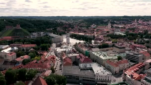 VILNIUS, LITHUANIA - JULY, 2019: Aerial top view of the old city centre with Bell tower and cathedral square in Vilnius. — Stockvideo