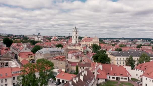 VILNIUS, LITHUANIA - JULY, 2019: Aerial view of the roofs the old city centre overlooking the oldest churches of Vilnius. — Stockvideo