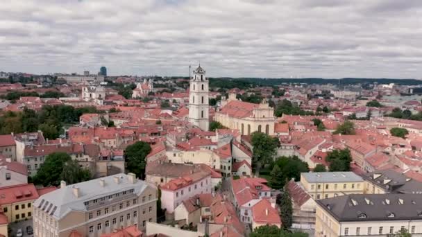 VILNIUS, LITUANIA - JULIO, 2019: Vista aérea de los tejados del centro histórico de la ciudad con vistas a las iglesias más antiguas de Vilna . — Vídeos de Stock