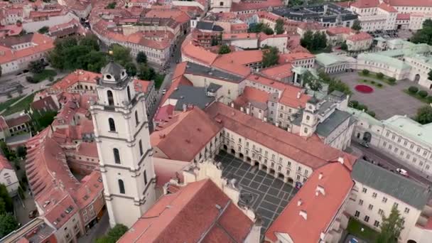 VILNIO, LITUANIA - LUGLIO 2019: Veduta aerea del campanile della chiesa di San Giovanni e del cortile dell'Università di Vilnius . — Video Stock