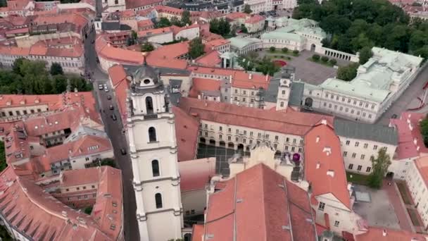 VILNIUS, LITUANIA - JULIO, 2019: Vista aérea del campanario de la iglesia de San Juan y el patio de la Universidad de Vilna . — Vídeo de stock