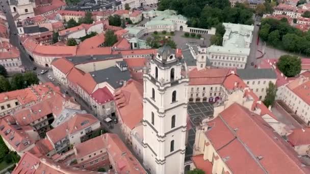 VILNIUS, LITUANIA - JULIO, 2019: Vista aérea del campanario de la iglesia de San Juan y el patio de la Universidad de Vilna . — Vídeos de Stock