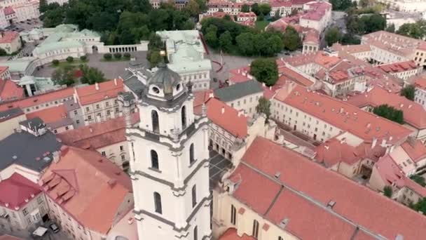 VILNIUS, LITUANIE - JUILLET 2019 : Vue aérienne du clocher de l "église Saint-Jean et de la cour de l'Université de Vilnius . — Video