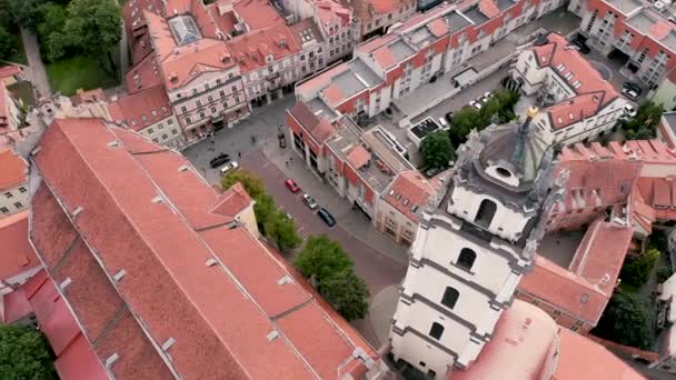 VILNIUS, LITHUANIA - JULY, 2019: Aerial drone view of the St. Johns church with Bell tower and roofs of the old city. — стокове відео