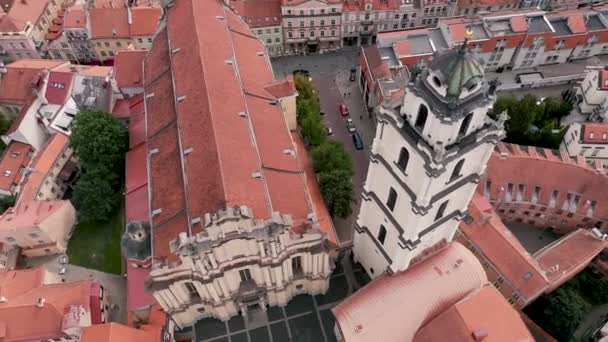 VILNIUS, LITHUANIA - JULY, 2019: Aerial view of the Bell tower of St. Johns church and courtyard of Vilnius University. — Stockvideo