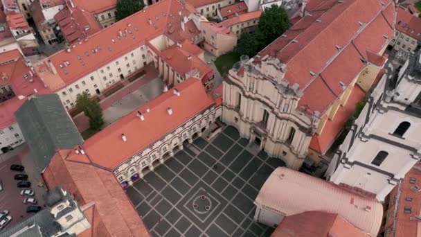 VILNIUS, LITHUANIA - JULY, 2019: Aerial view of the Bell tower of St. Johns church and courtyard of Vilnius University. — Stockvideo