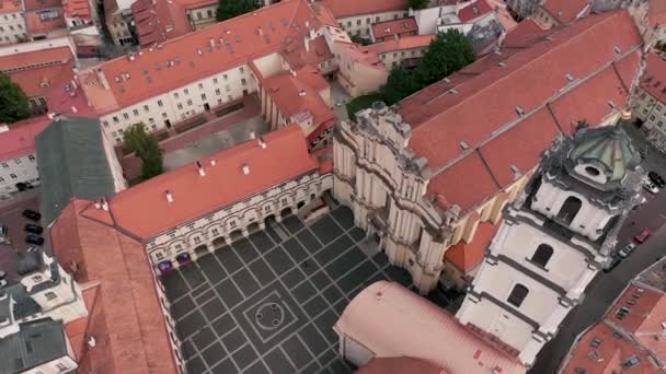 VILNIUS, LITHUANIA - JULY, 2019: Aerial view of the Bell tower of St. Johns church and courtyard of Vilnius University. — стокове відео