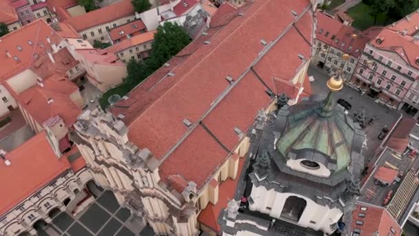 VILNIUS, LITHUANIA - JULY, 2019: Aerial view of the Bell tower of St. Johns church and courtyard of Vilnius University. — Stockvideo