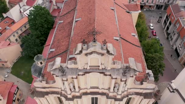 VILNIUS, LITHUANIA - JULY, 2019: Aerial view of the medieval building of the church of St. John in old city of Vilnius. — Stock video