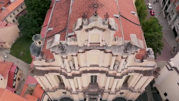 VILNIUS, LITHUANIA - JULY, 2019: Aerial view of the medieval building of the church of St. John in old city of Vilnius. — Stock videók