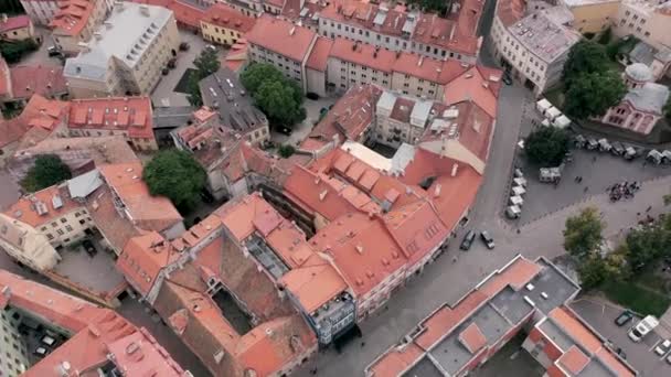 VILNIUS, LITHUANIA - JULY, 2019: Aerial panorama view of the roofs of houses in the old city centre of Vilnius. — стокове відео