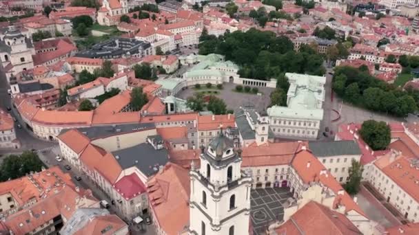 VILNIUS, LITUANIE - JUILLET 2019 : Vue aérienne du clocher près de l'église St. Johns et résidence présidentielle . — Video