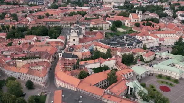 VILNIUS, LITHUANIA - JULIO, 2019: Vista aérea de los tejados del casco antiguo de la ciudad y residencia presidencial en el patio . — Vídeos de Stock