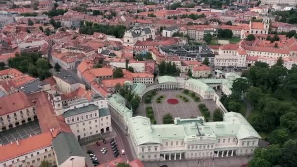 ВИЛЬНИУС, ЛИТУАНИЯ - ИЮЛЬ, 2019: Вид с воздуха на крыши старого центра города и президентский дворец Вильнюса . — стоковое видео