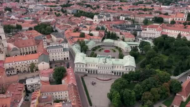 VILNIO, LITUANIA - LUGLIO 2019: Veduta aerea dei tetti del centro storico e del palazzo presidenziale di Vilnius . — Video Stock