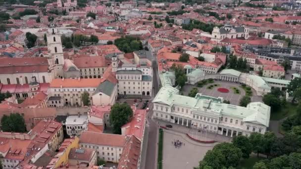 VILNIUS, LITUÂNIA - JULHO, 2019: Vista aérea dos telhados do centro da cidade velha e do palácio presidencial de Vilnius . — Vídeo de Stock